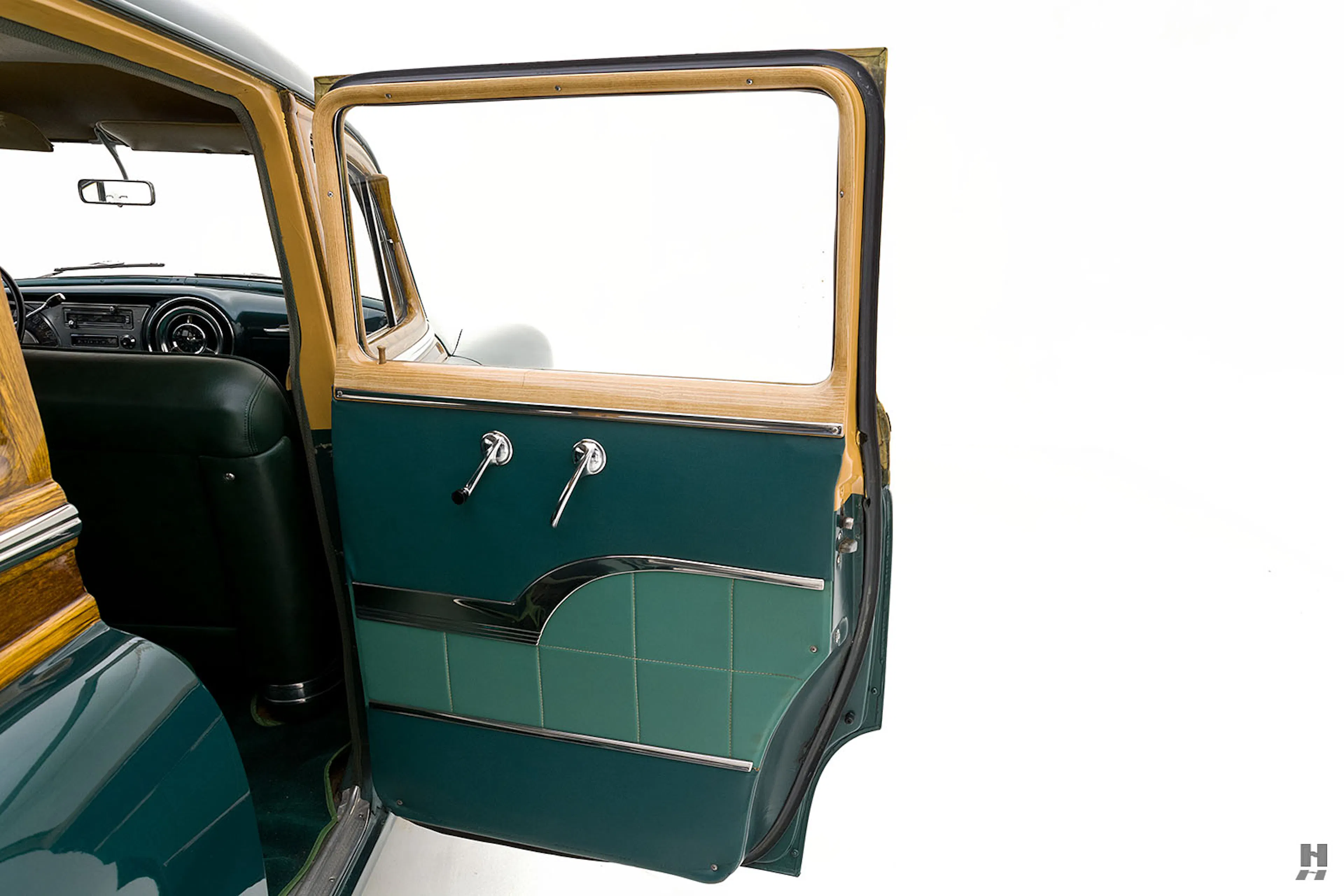 1953 Pontiac Chieftain Deluxe 4dr Station Wagon Courtesy of Hyman Ltd.