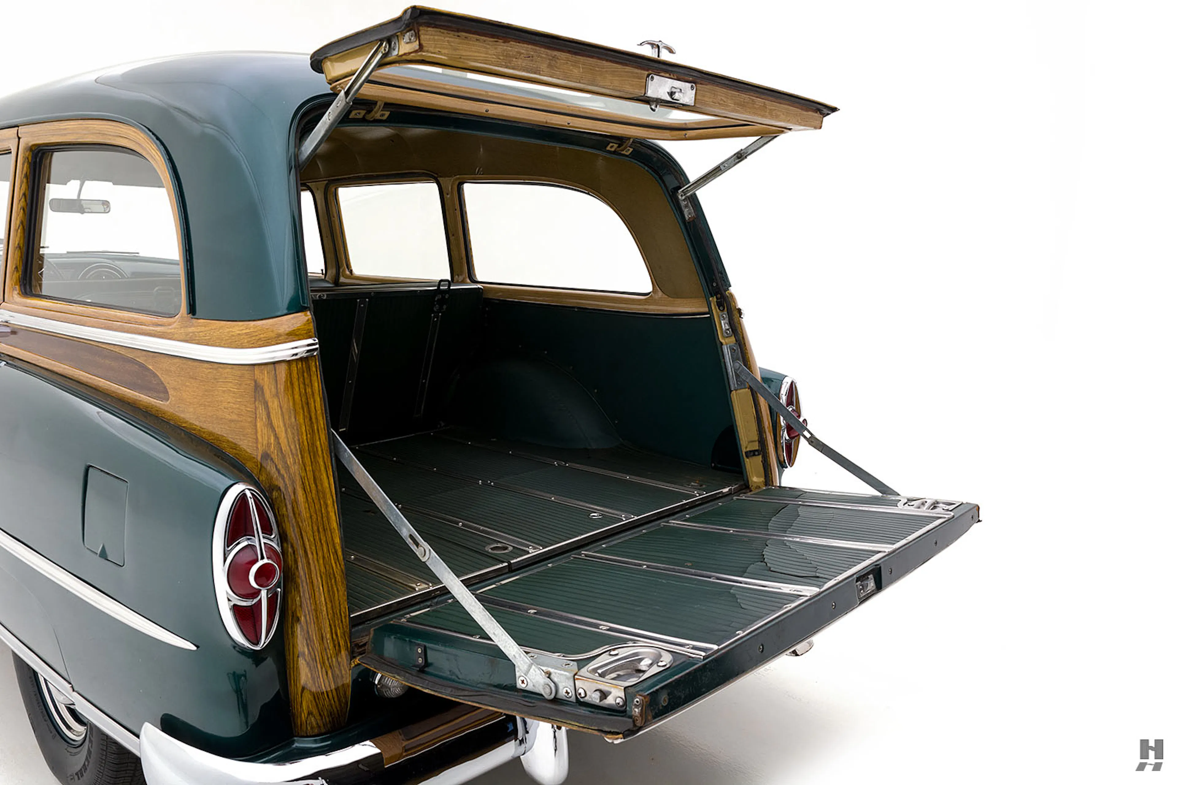 1953 Pontiac Chieftain Deluxe 4dr Station Wagon Courtesy of Hyman Ltd.