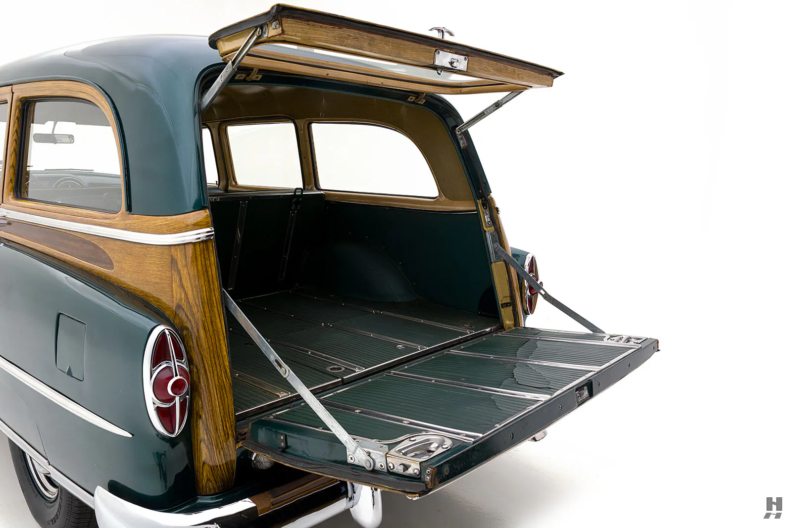 1953 Pontiac Chieftain Deluxe 4dr Station Wagon Courtesy of Hyman Ltd.