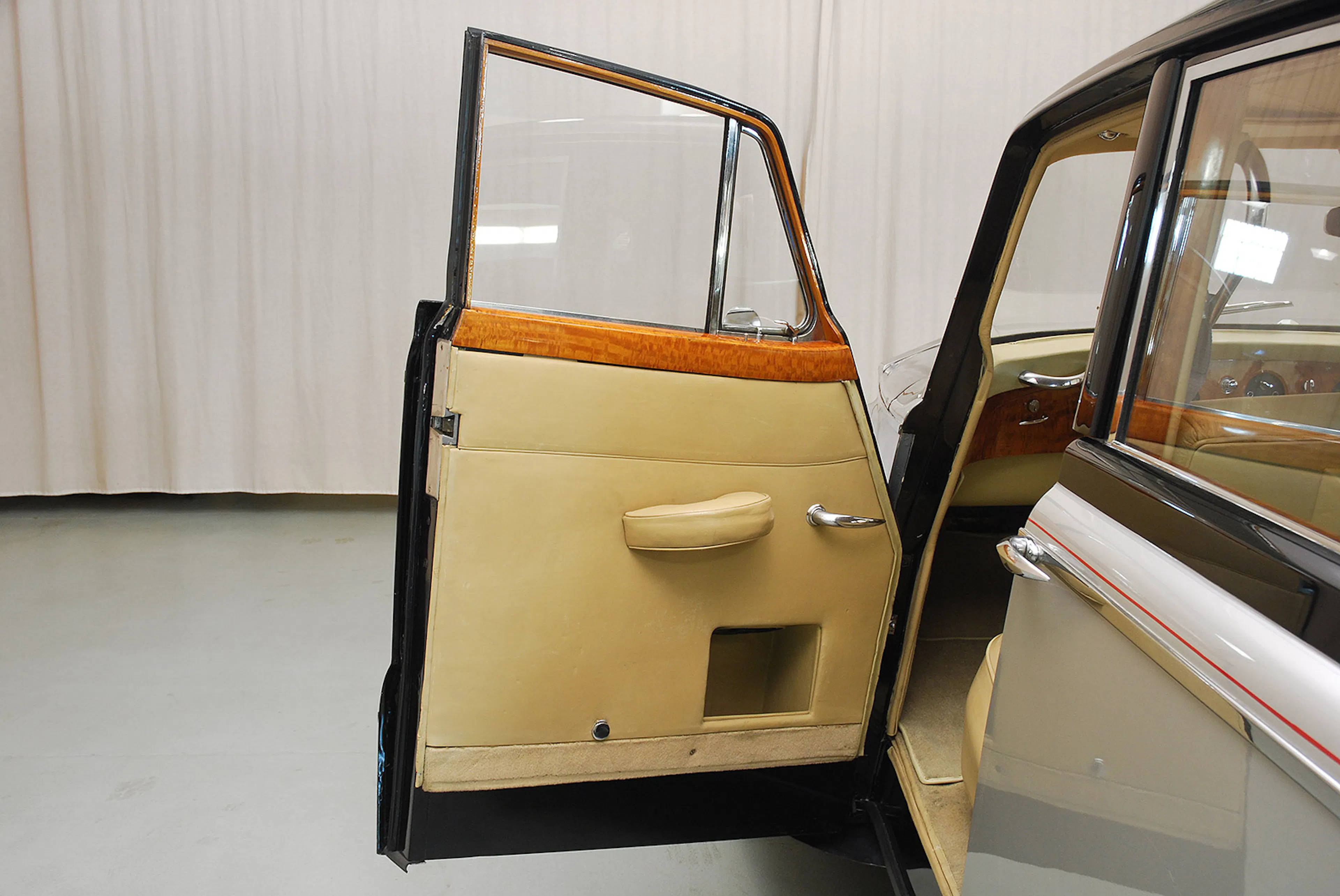 1955 Rolls-Royce Silver Cloud I Hooper Empress Saloon 4dr Sedan Courtesy of Hyman Ltd.