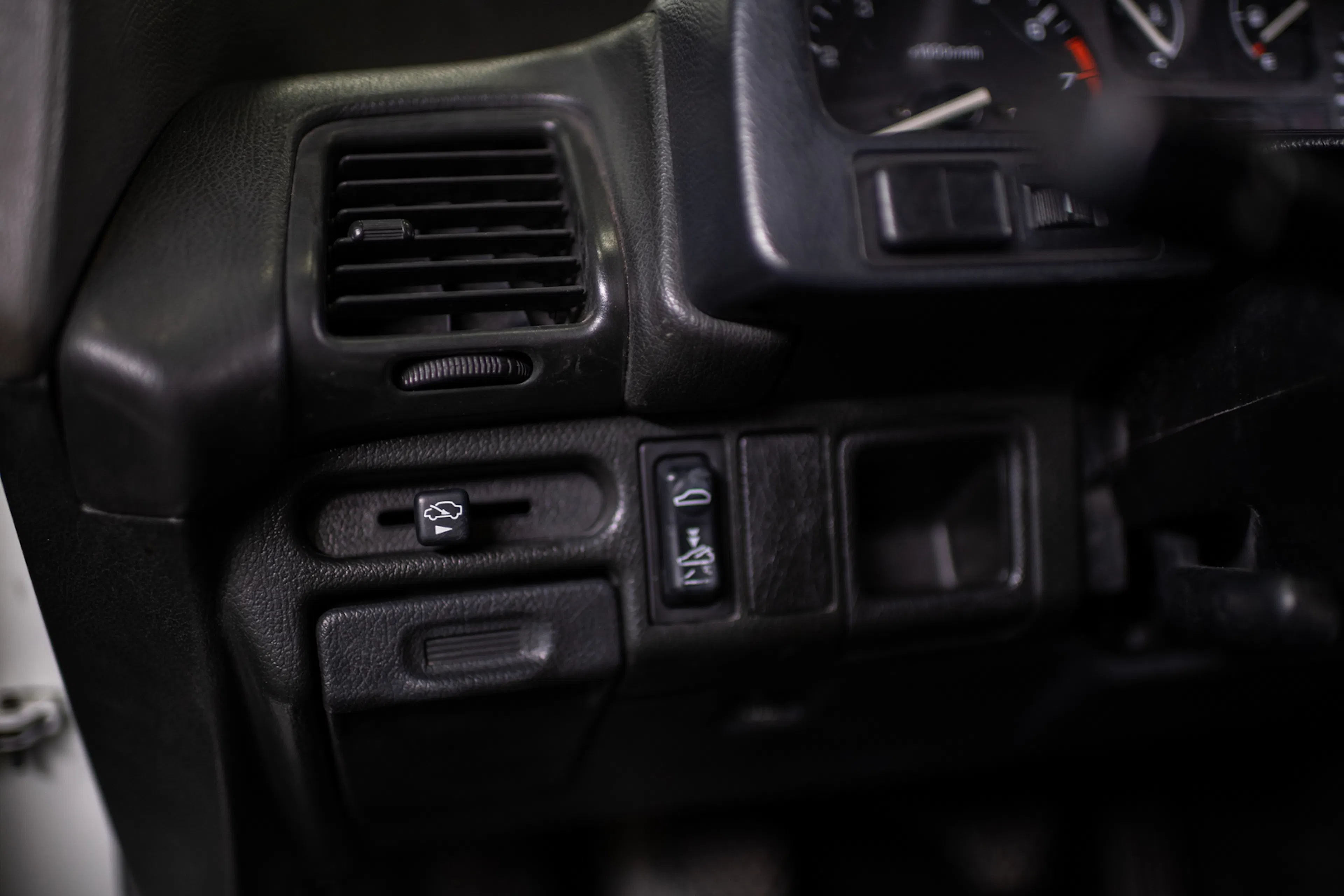 1990 Honda CRX Si 2dr Coupe Courtesy of Kaiser Kars