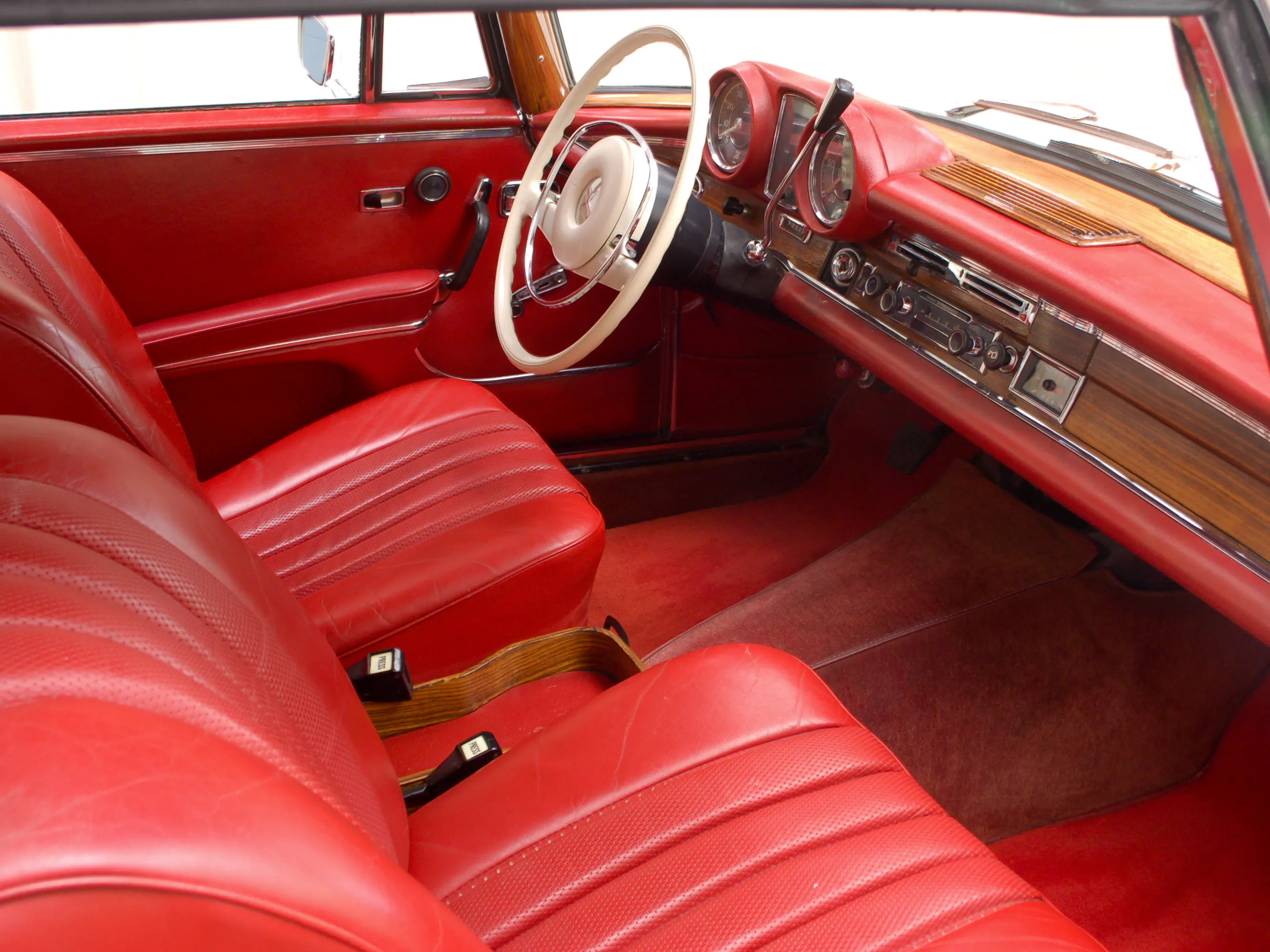 1967 Mercedes-Benz 250SE 2dr Coupe Courtesy of Hyman Ltd.