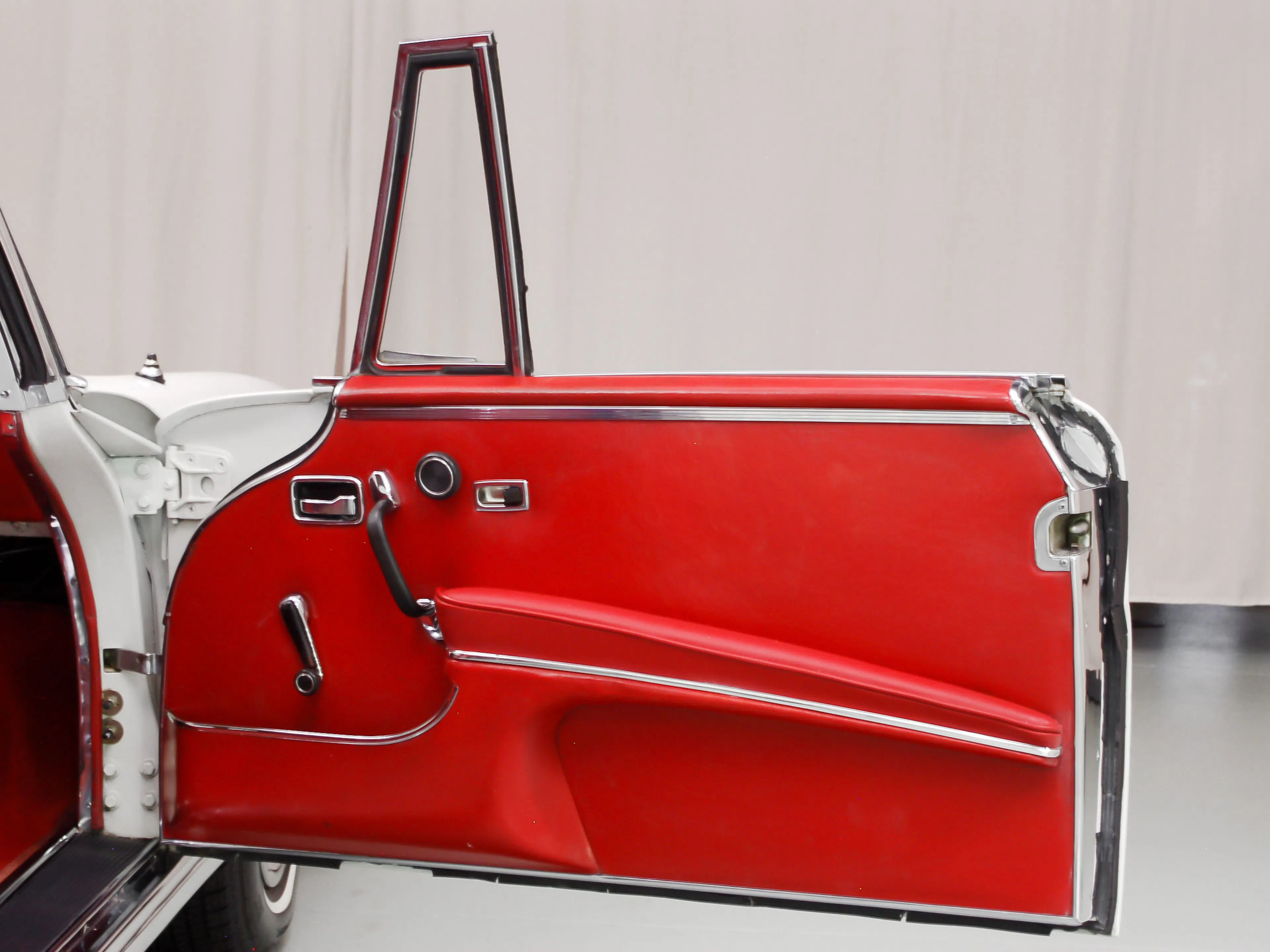 1967 Mercedes-Benz 250SE 2dr Coupe Courtesy of Hyman Ltd.