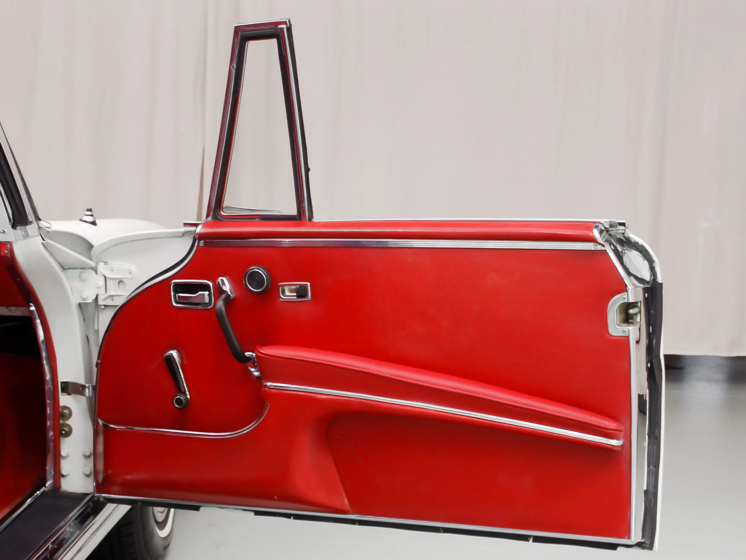 1967 Mercedes-Benz 250SE 2dr Coupe Courtesy of Hyman Ltd.