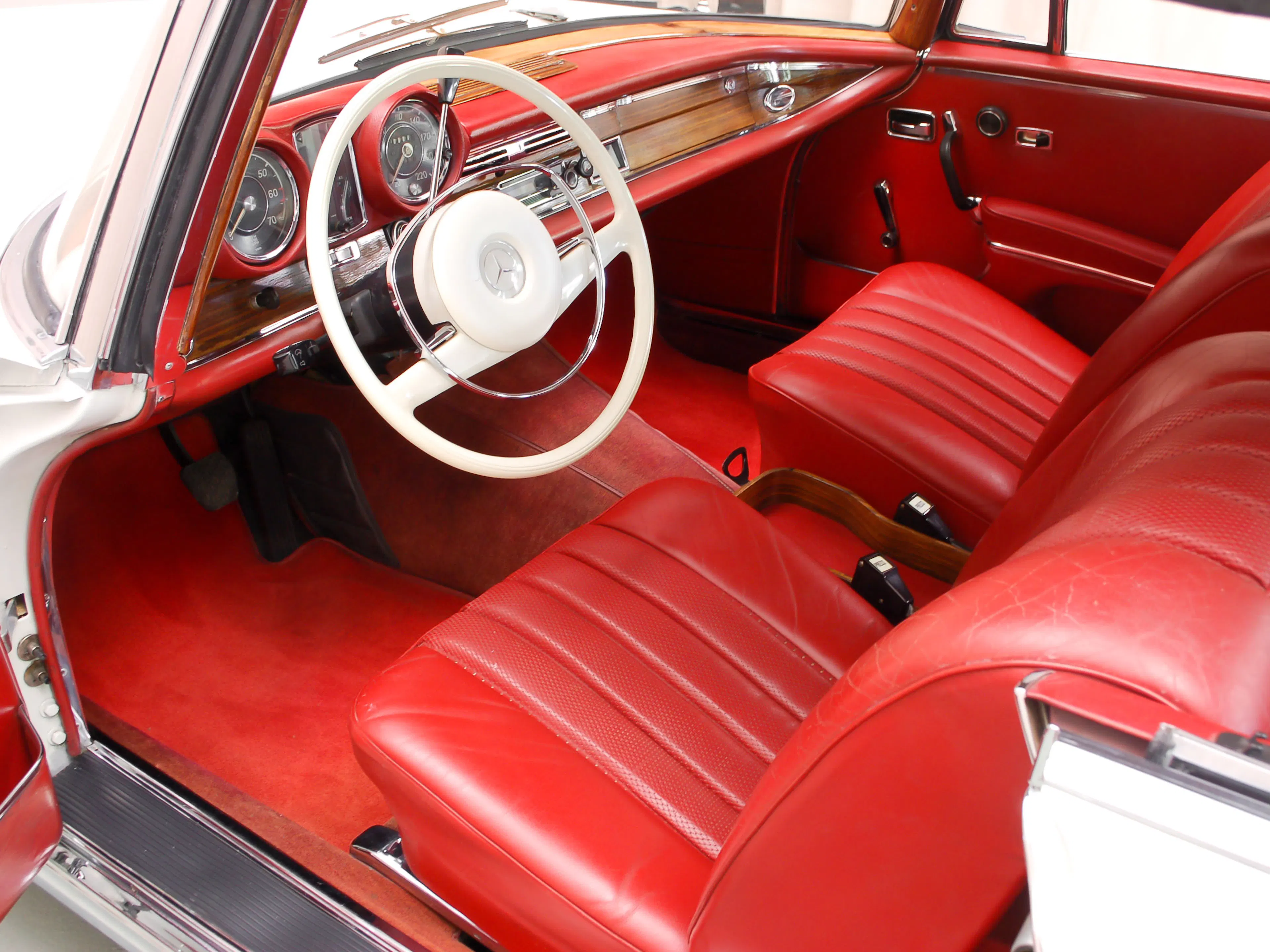 1967 Mercedes-Benz 250SE 2dr Coupe Courtesy of Hyman Ltd.