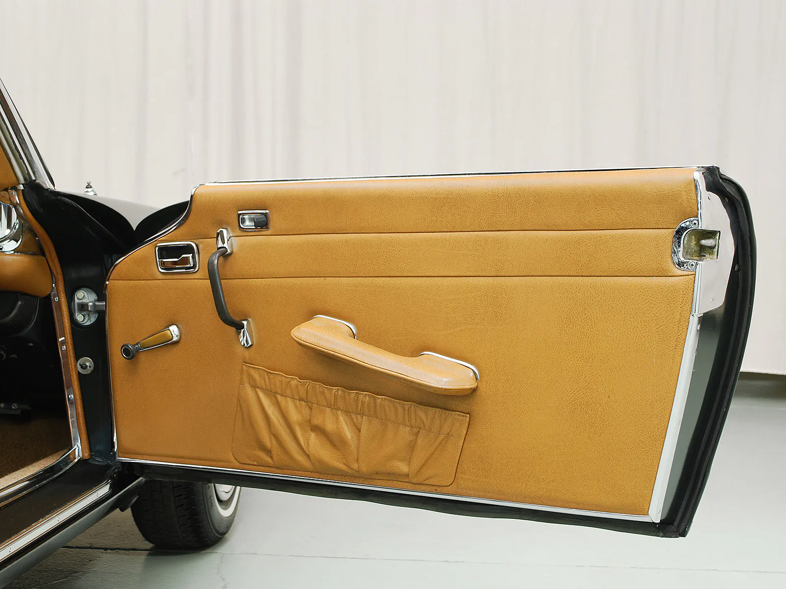 1968 Mercedes-Benz 250SL 2dr Convertible Courtesy of Hyman Ltd.