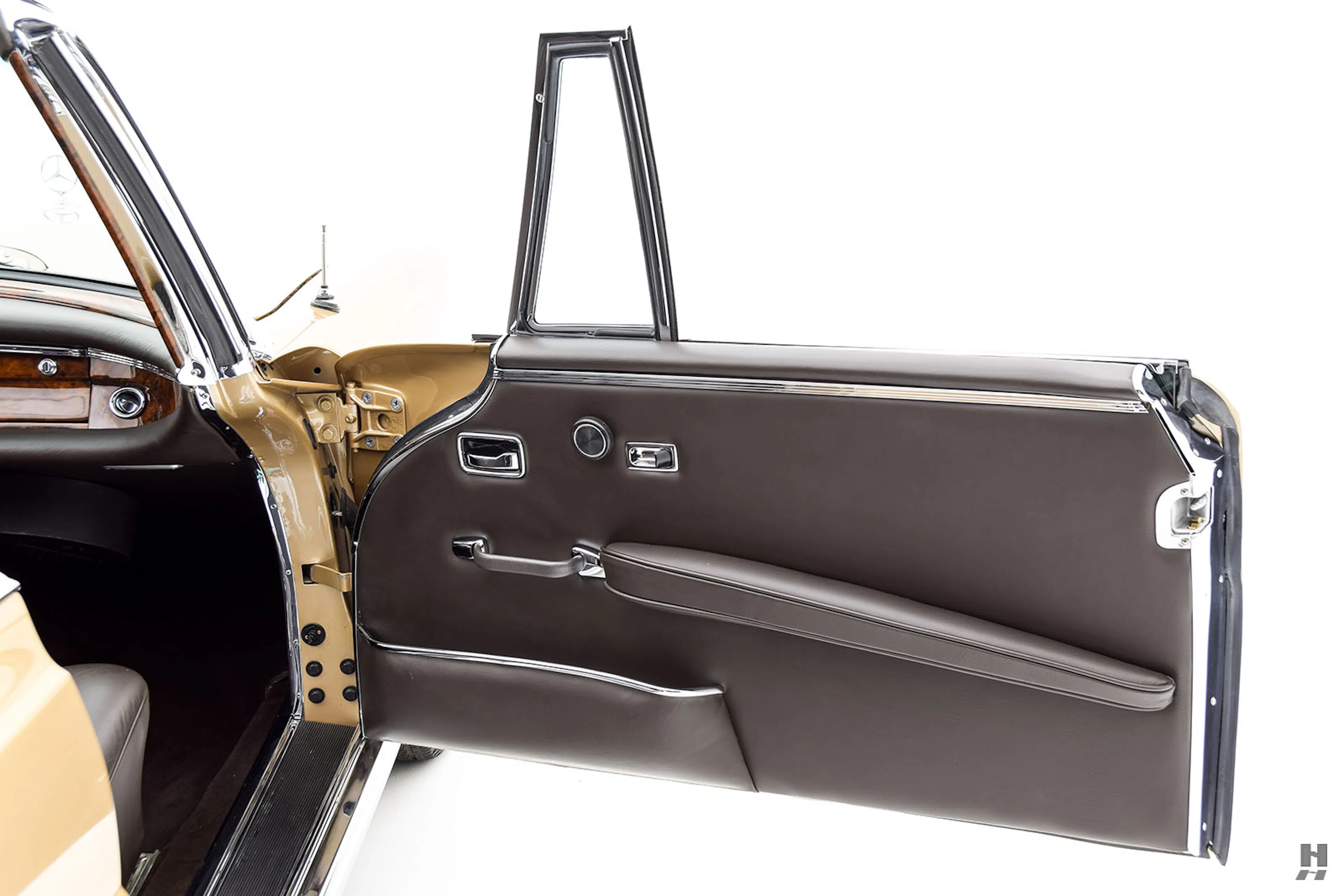 1969 Mercedes-Benz 280SE 2dr Cabriolet Courtesy of Hyman Ltd.