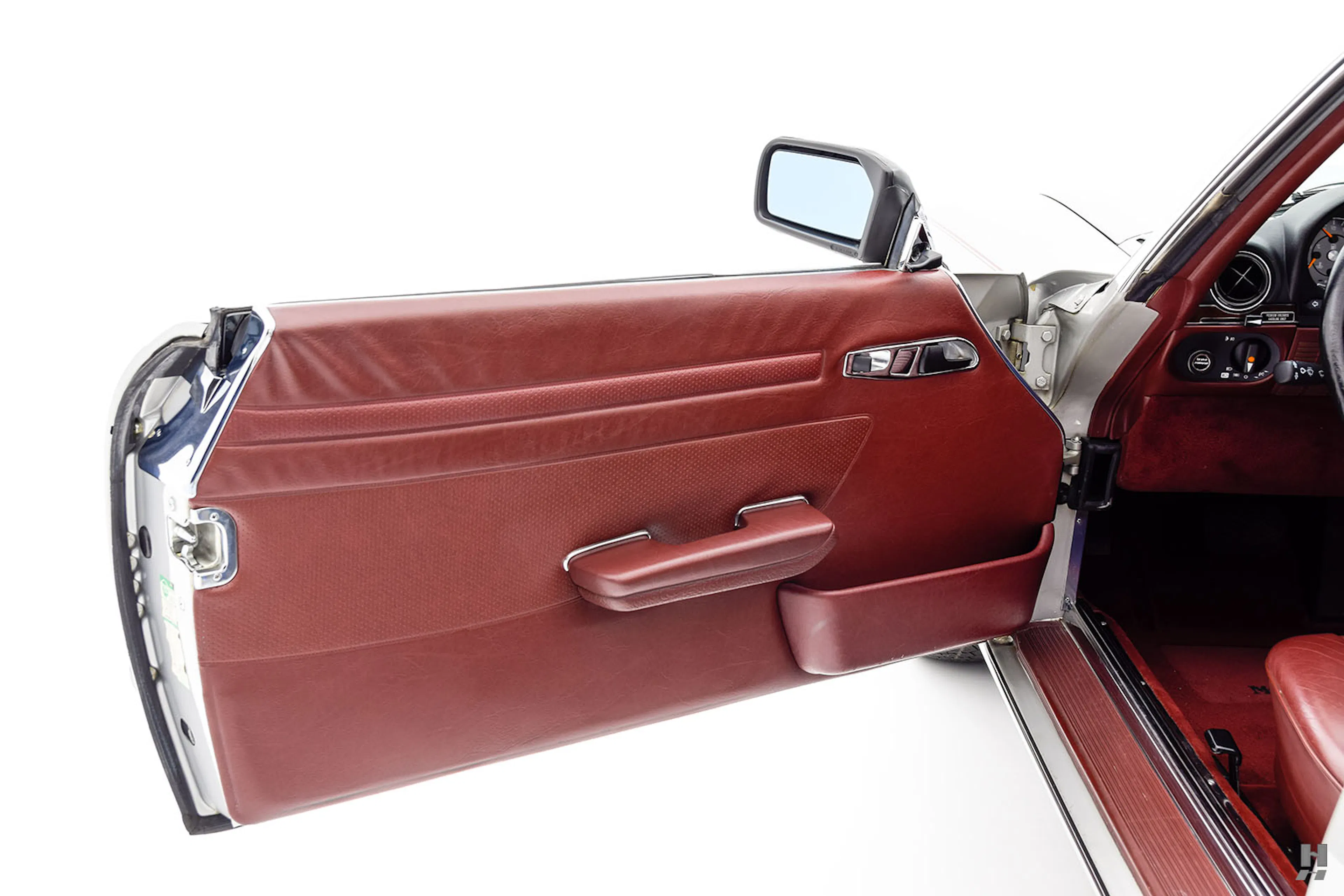 1986 Mercedes-Benz 560SL 2dr Roadster Courtesy of Hyman Ltd.