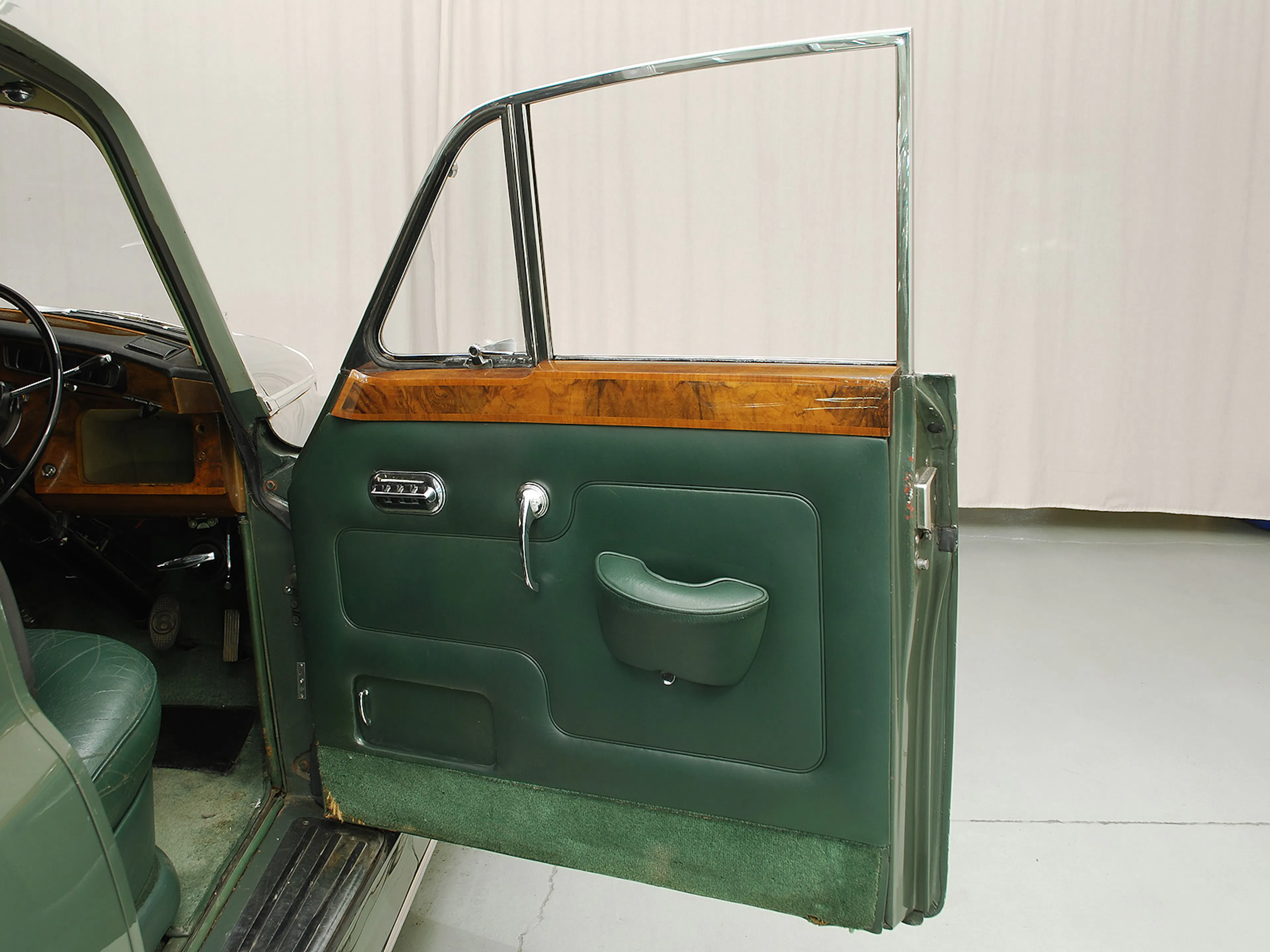 1964 Bentley S3 4dr Sedan Courtesy of Hyman Ltd.