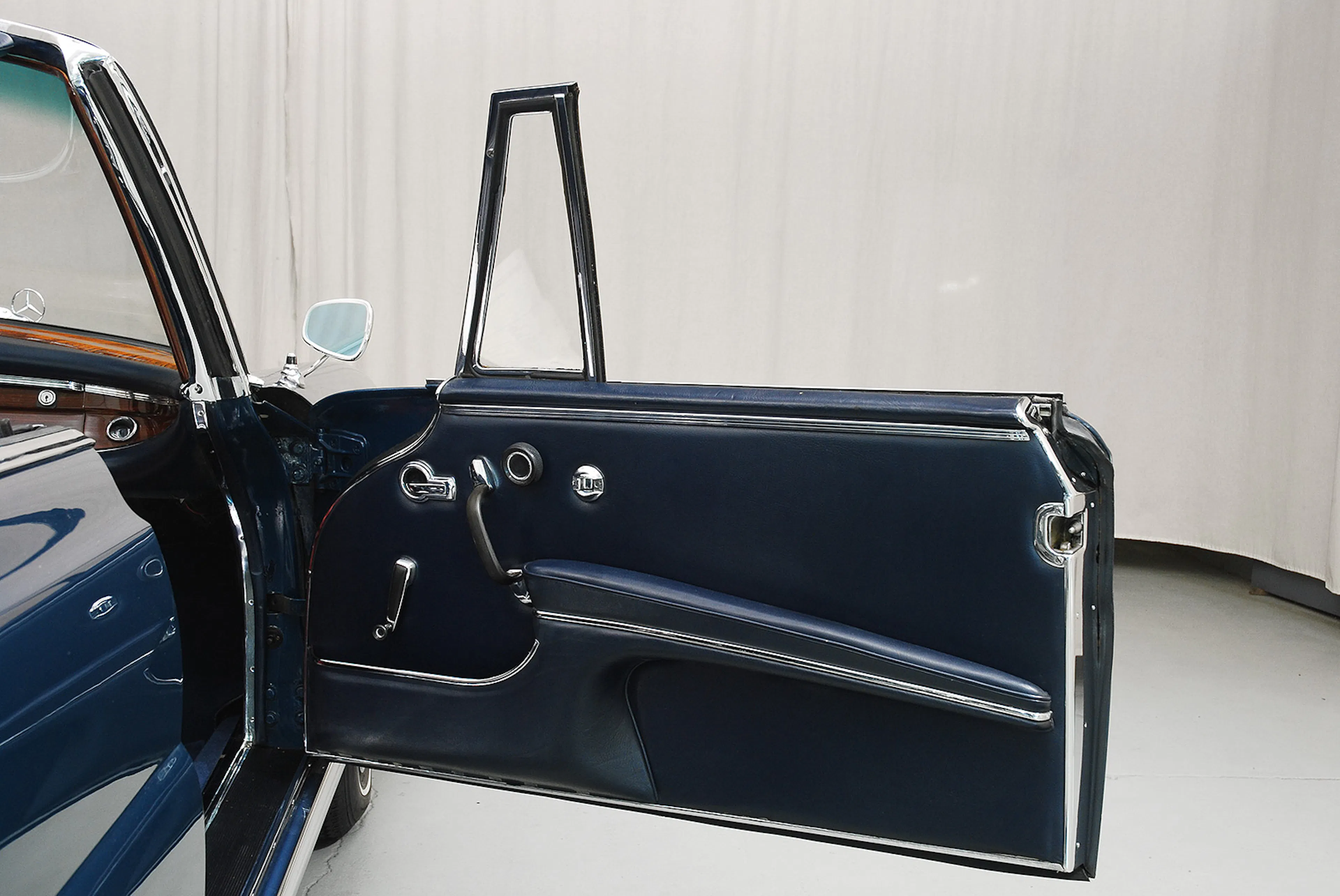 1964 Mercedes-Benz 220SEb 2dr Cabriolet Courtesy of Hyman Ltd.
