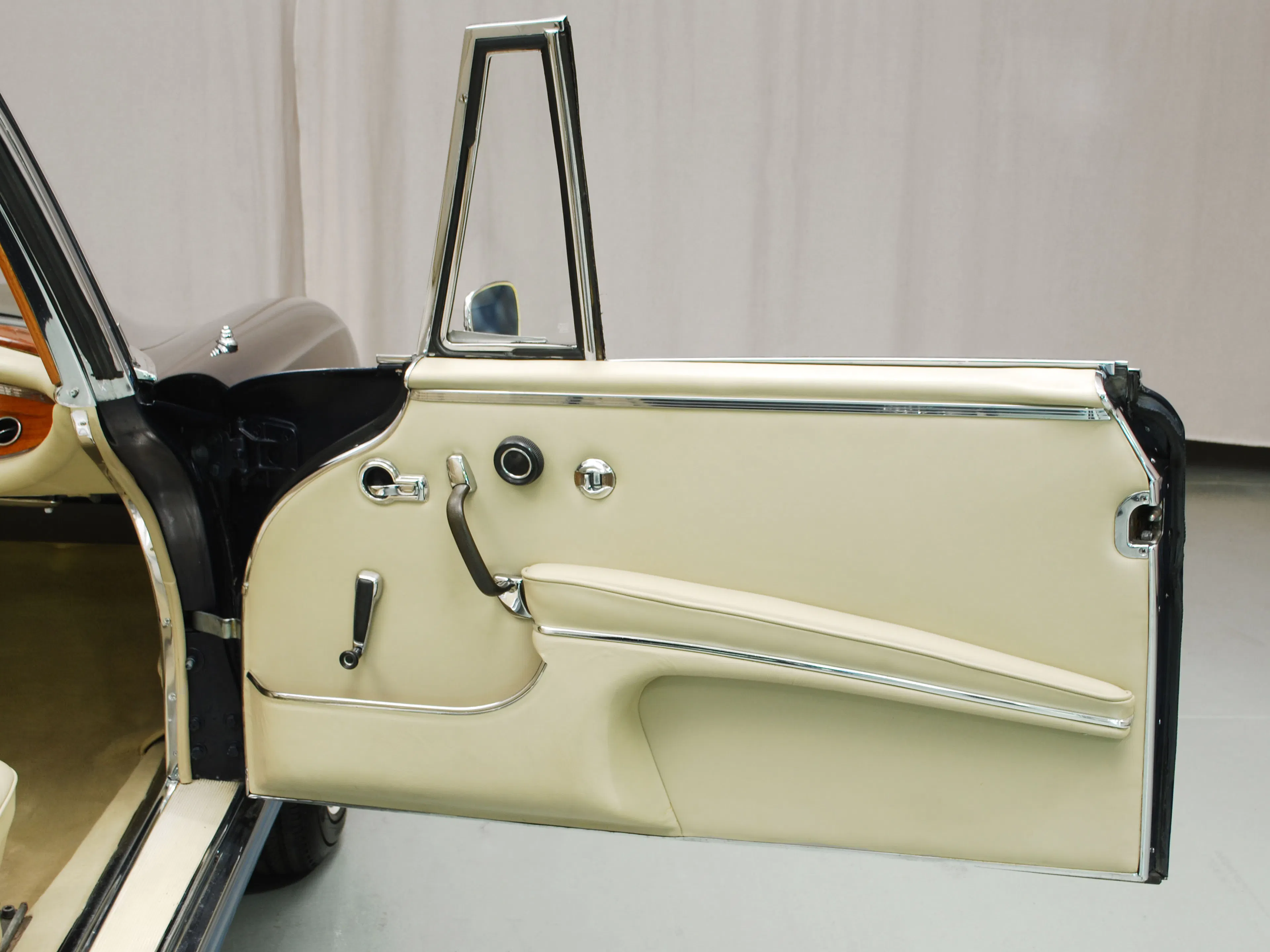 1965 Mercedes-Benz 220SEb 2dr Cabriolet Courtesy of Hyman Ltd.