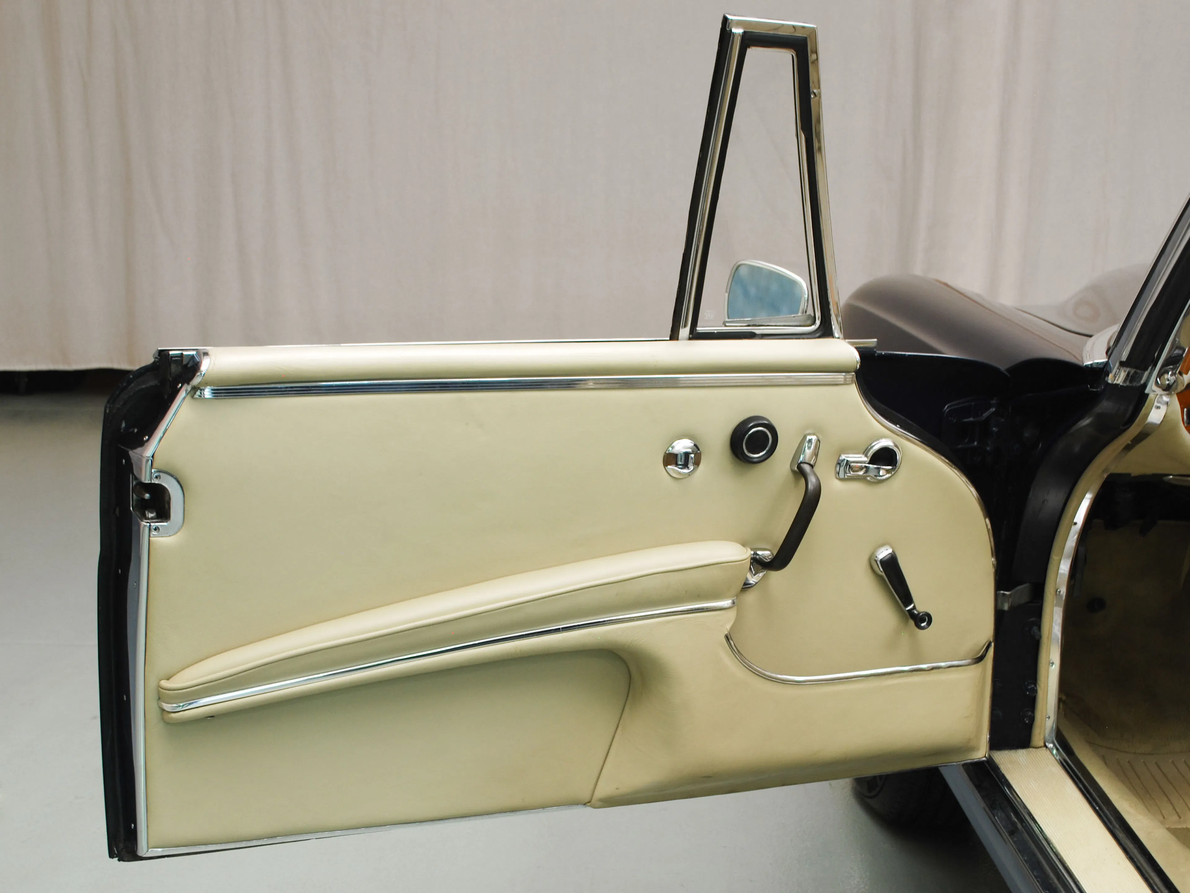 1965 Mercedes-Benz 220SEb 2dr Cabriolet Courtesy of Hyman Ltd.