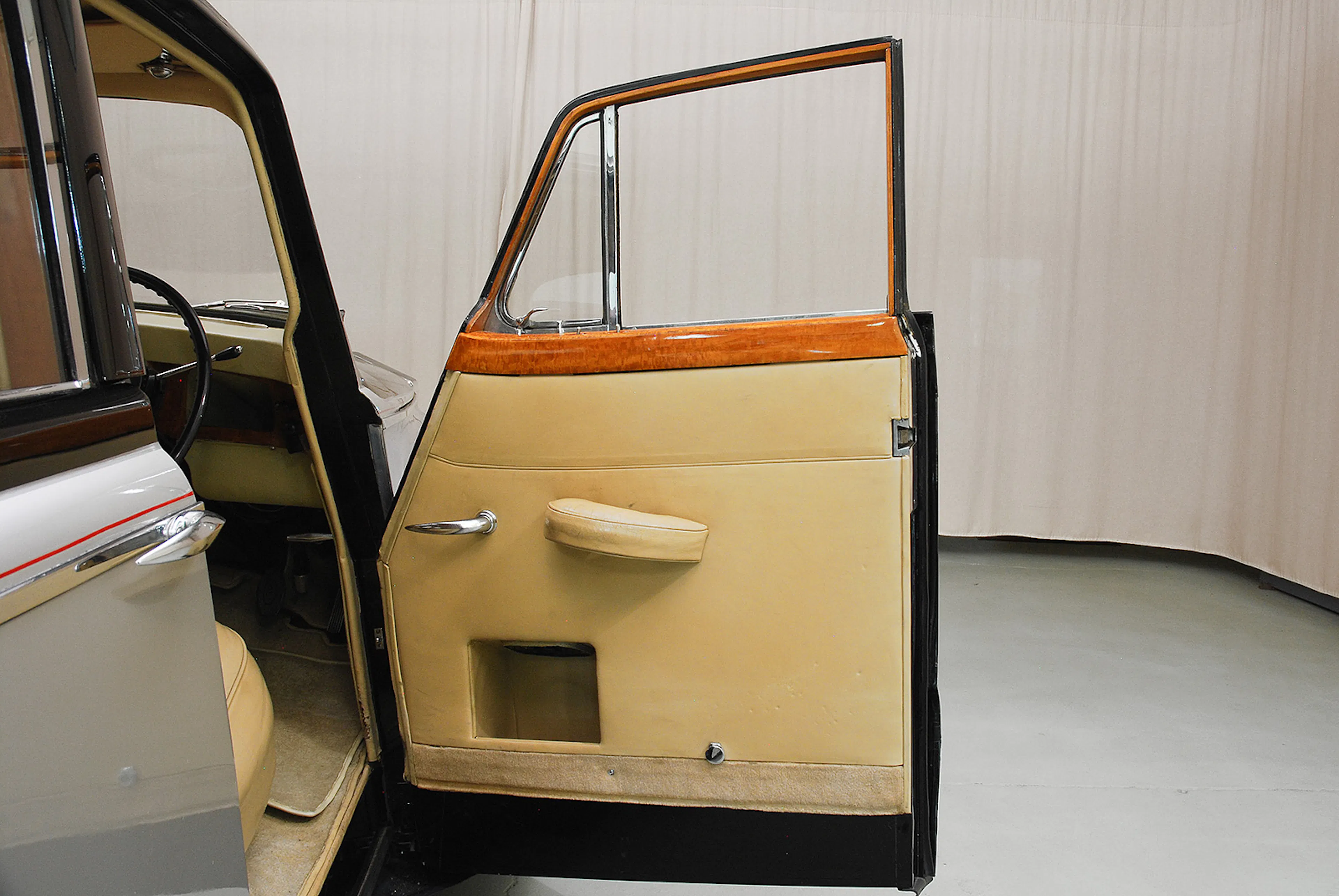 1955 Rolls-Royce Silver Cloud I Hooper Empress Saloon 4dr Sedan Courtesy of Hyman Ltd.