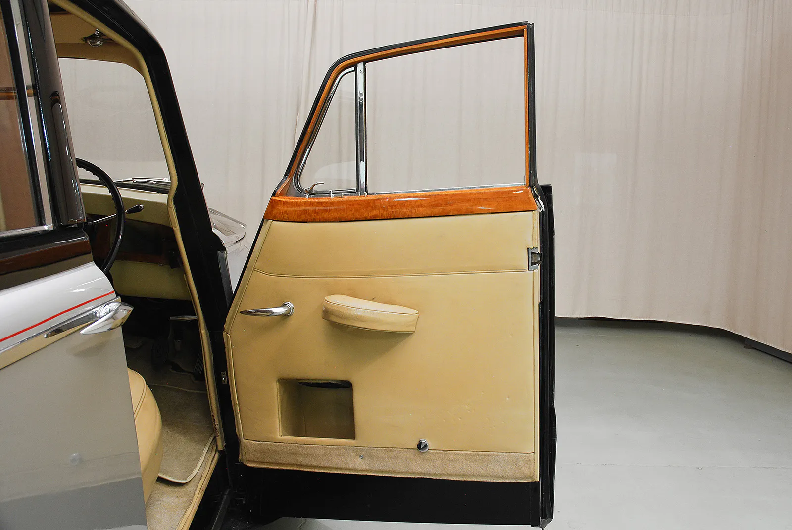 1955 Rolls-Royce Silver Cloud I Hooper Empress Saloon 4dr Sedan Courtesy of Hyman Ltd.