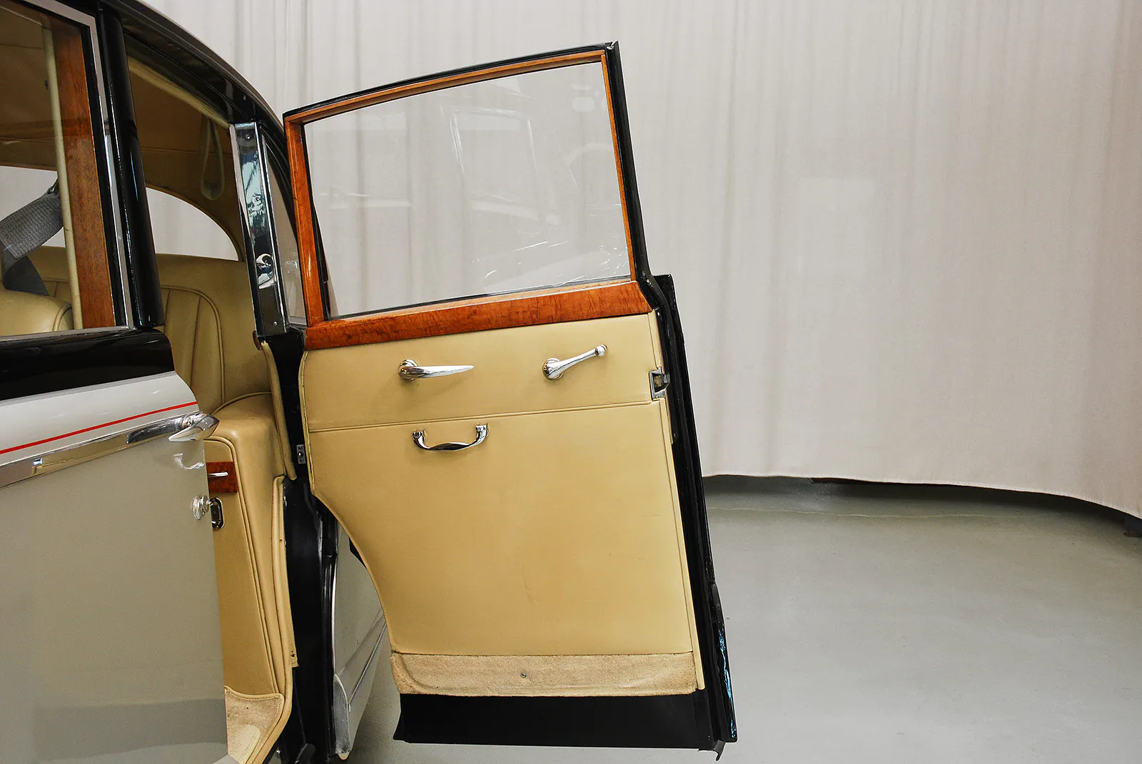 1955 Rolls-Royce Silver Cloud I Hooper Empress Saloon 4dr Sedan Courtesy of Hyman Ltd.