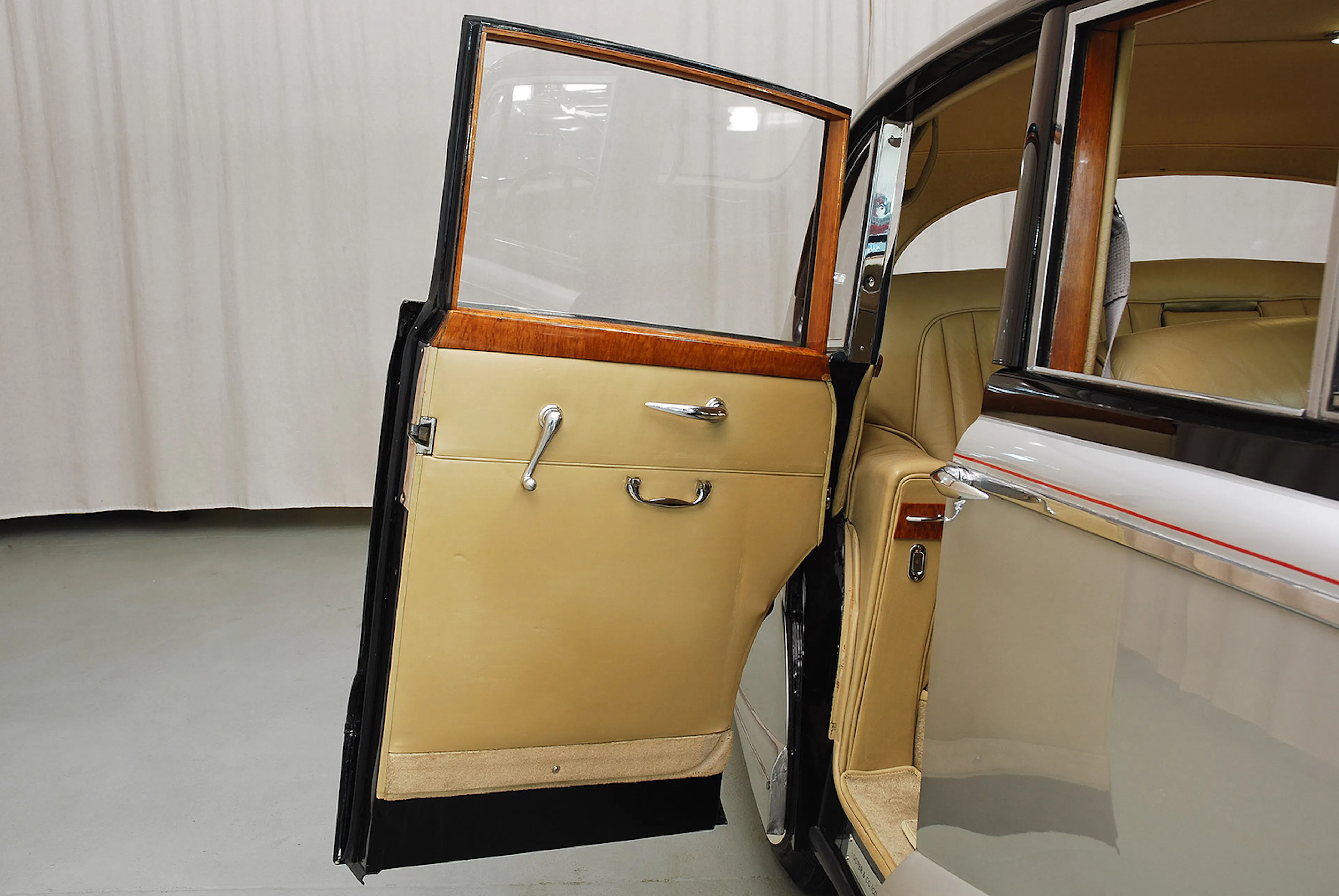1955 Rolls-Royce Silver Cloud I Hooper Empress Saloon 4dr Sedan Courtesy of Hyman Ltd.
