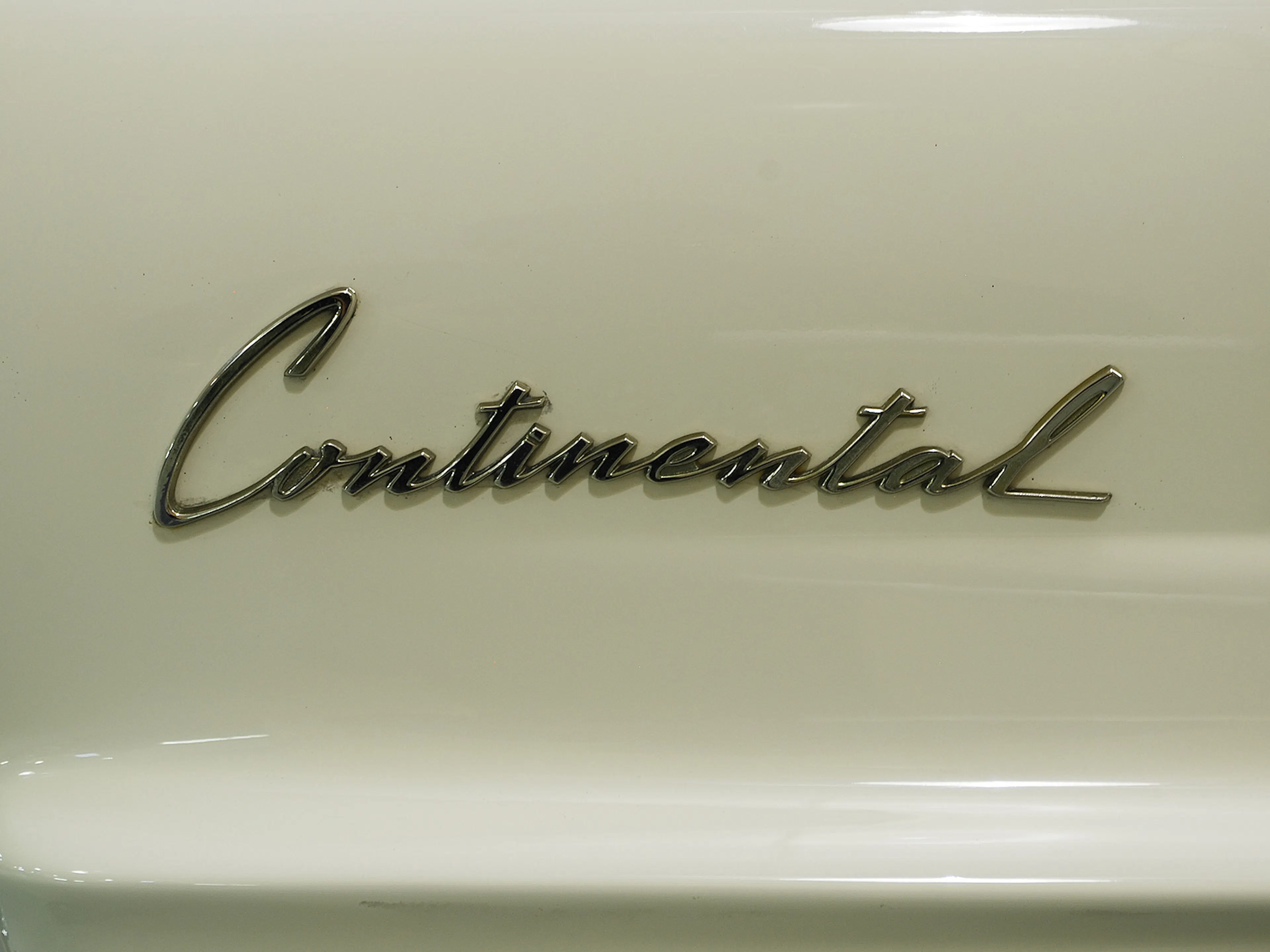 1960 Lincoln Continental Mk V 2dr Convertible Courtesy of Hyman Ltd.