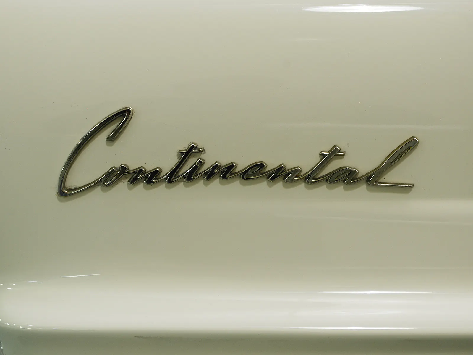 1960 Lincoln Continental Mk V 2dr Convertible Courtesy of Hyman Ltd.