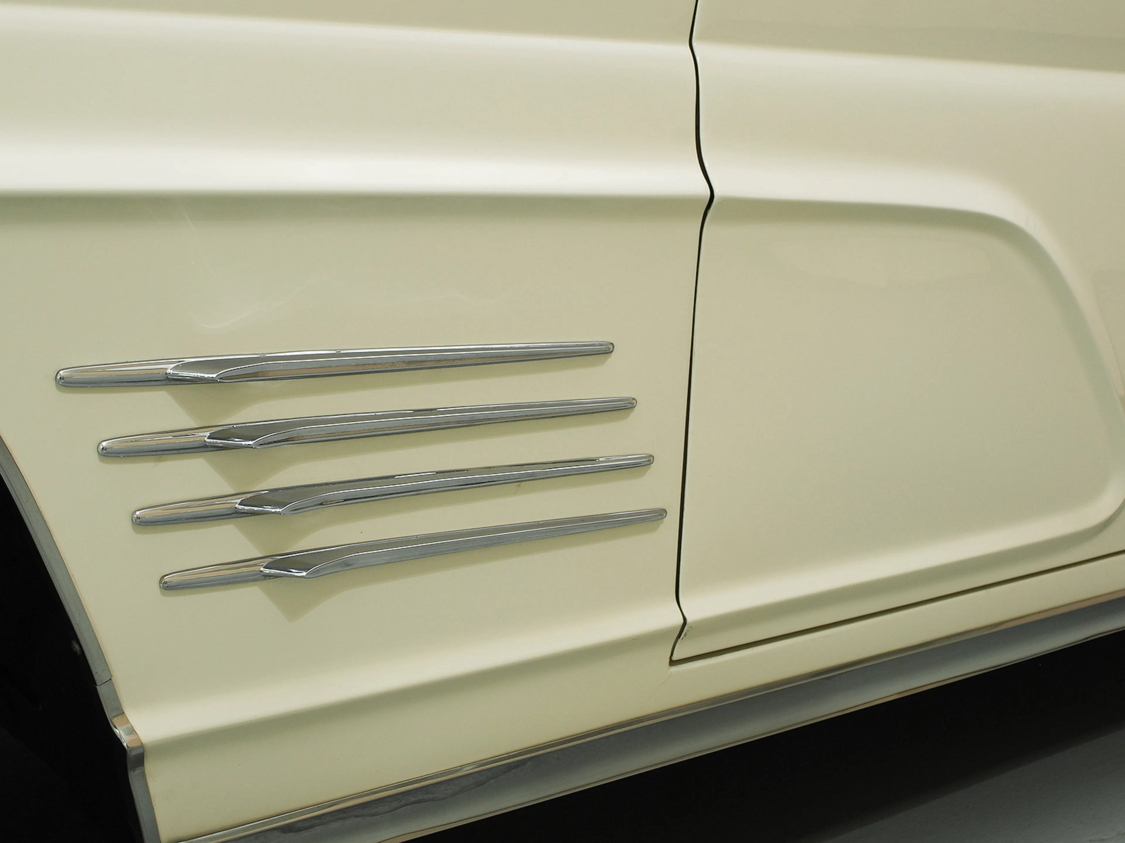 1960 Lincoln Continental Mk V 2dr Convertible Courtesy of Hyman Ltd.