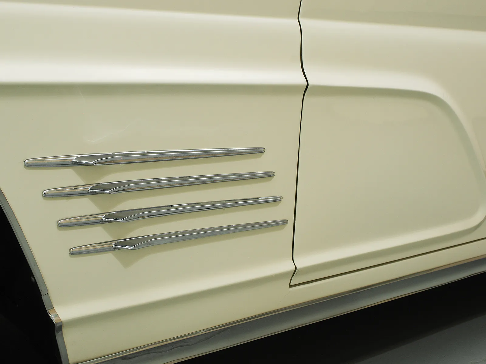 1960 Lincoln Continental Mk V 2dr Convertible Courtesy of Hyman Ltd.