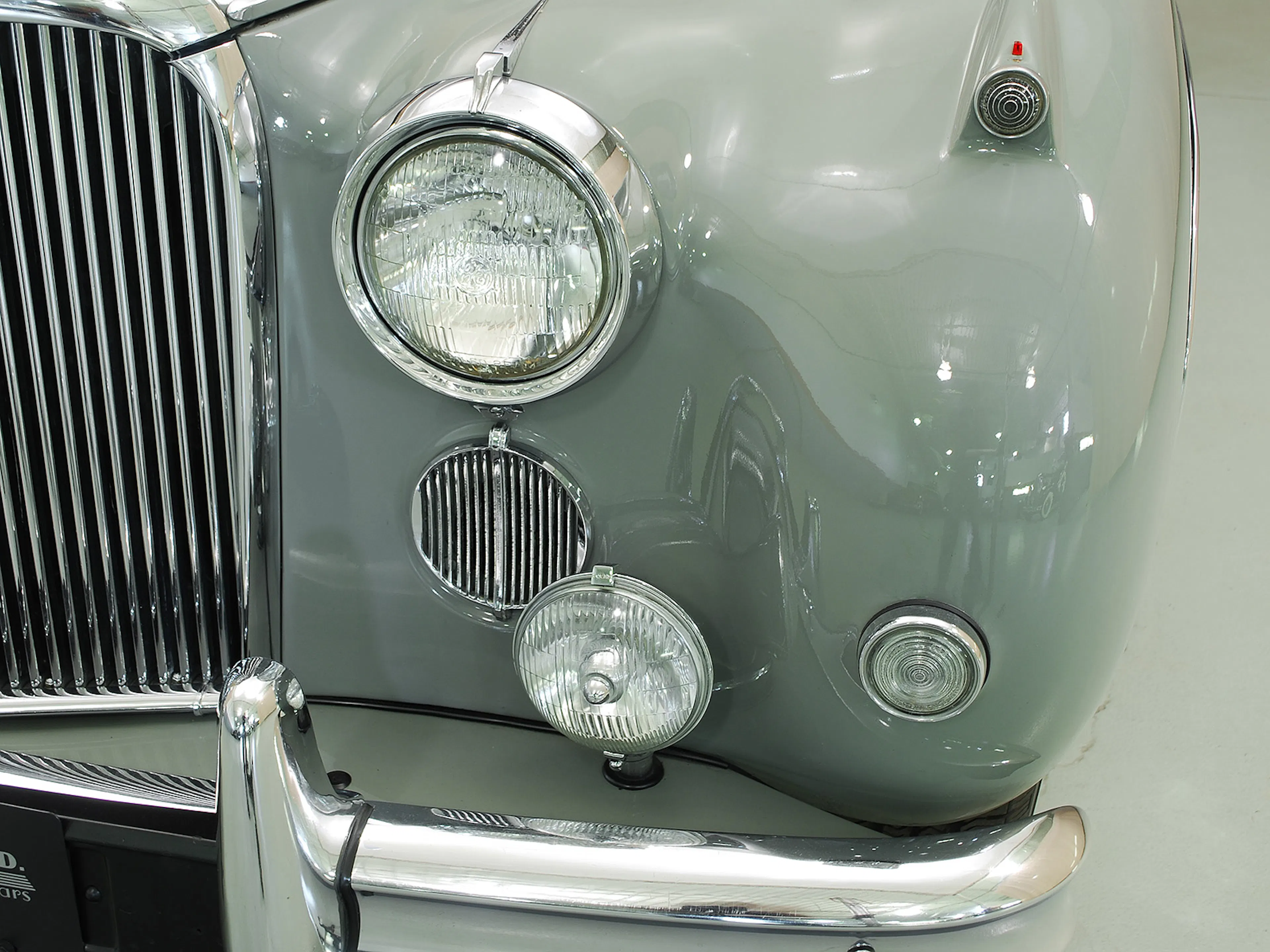 1961 Jaguar Mark IX 4dr Sedan Courtesy of Hyman Ltd.