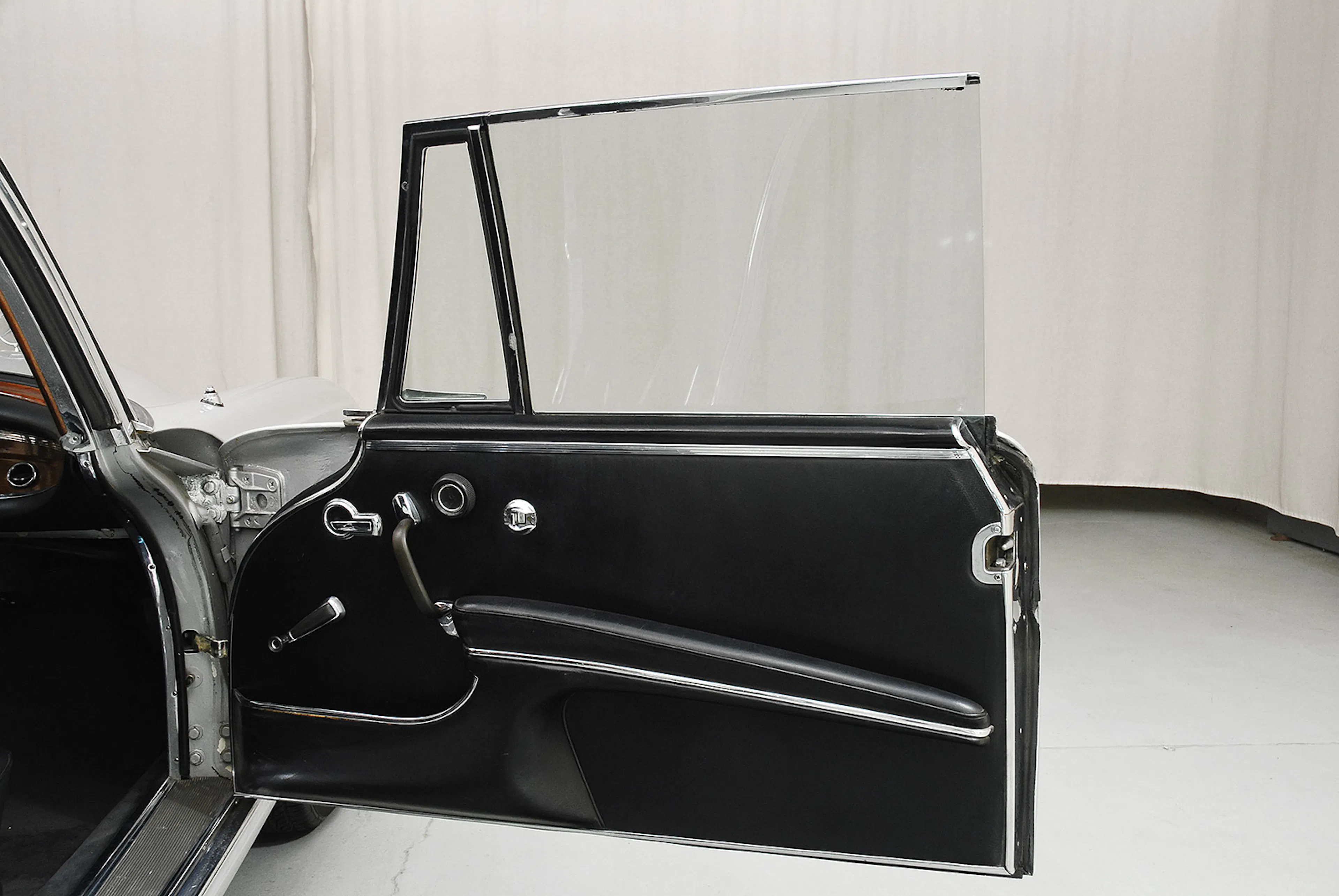 1963 Mercedes-Benz 220SEb 2dr Coupe Courtesy of Hyman Ltd.